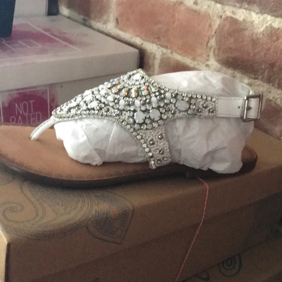 Genuine leather sandal with crystals